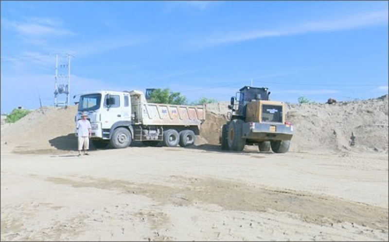Ninh Thuận gia tăng tình trạng khai thác cát trái phép trên sông Dinh