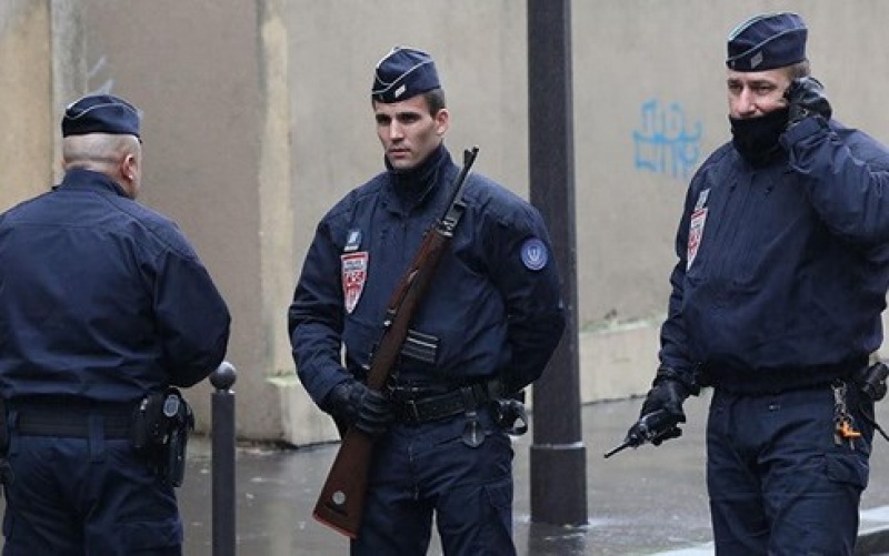 Cảnh sát Pháp bị tấn công trong đêm giao thừa
