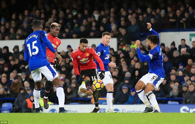 Everton 0-2 MU: Dấu ấn Martial, Lingard và Mourinho