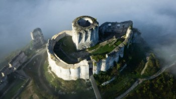 Những lâu đài bỏ hoang đẹp nhất thế giới