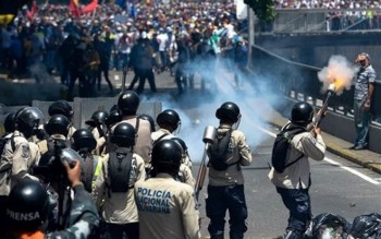 Cướp bóc và biểu tình tiếp diễn tại miền nam Venezuela