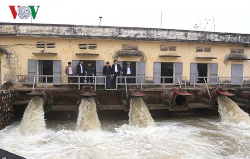 Nước đổ ải thau rửa ô nhiễm trên sông Nhuệ