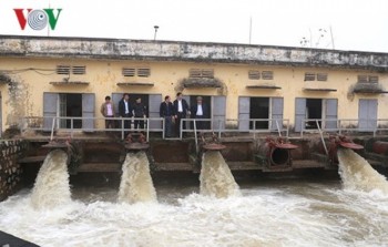 Nước đổ ải thau rửa ô nhiễm trên sông Nhuệ
