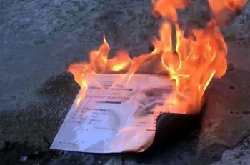 Cử nhân đốt bằng tốt nghiệp gửi thư xin lỗi trường