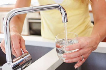 Làm thế nào để biết nước uống có an toàn không?