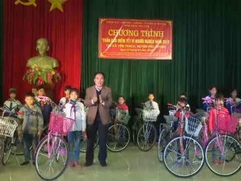Chủ tịch UBND tỉnh tặng quà tết tại xã Yên Trạch, huyện Phú Lương