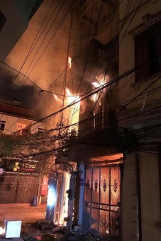 Hà Nội: Cháy nhà lúc rạng sáng, 6 người nhập viện cấp cứu