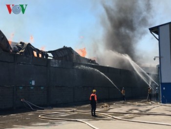 Bình Dương: Cháy lớn thiêu rụi 2000 m2 nhà xưởng chứa mút xốp