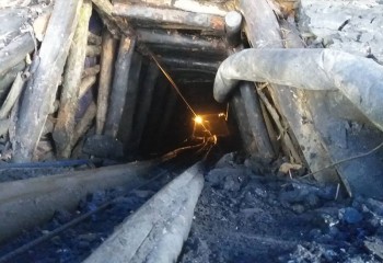 Đột nhập mỏ than thổ phỉ, chứng kiến phu than “lặn” sâu hàng chục mét dưới lòng đất