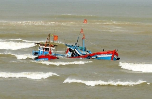Tìm thấy thi thể người con 15 tuổi trong vụ chìm tàu cá ở Bình Thuận