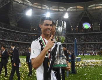 Đánh đầu ghi bàn, Ronaldo có danh hiệu đầu tiên cùng Juventus