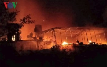 Cháy dữ dội giữa đêm, 3 nhà dân bị thiêu rụi