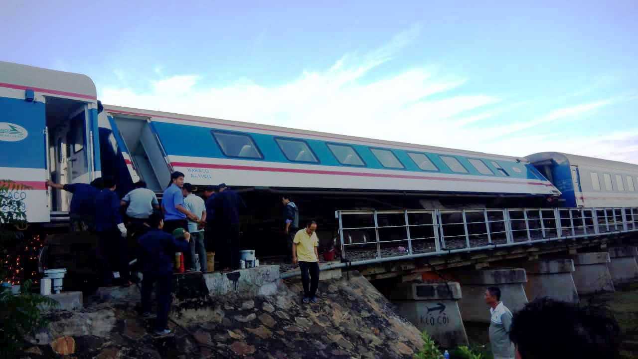 Tàu hỏa trật bánh ở Bình Thuận, hành khách “đứng tim”