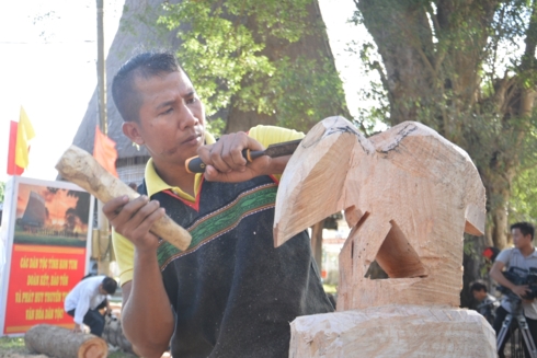 Gìn giữ nghệ thuật tạc tượng gỗ dân gian Tây Nguyên