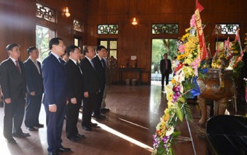 Thủ tướng Nguyễn Xuân Phúc dâng hương tại Khu di tích Kim Liên