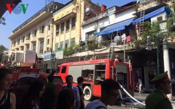 Hà Nội: Trẻ nghịch lửa làm cháy nhà trên phố đi bộ Đinh Lễ