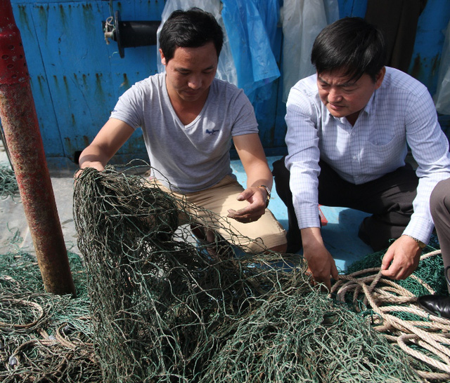 Khẩn trương kiểm nghiệm chất bùn “lạ” dính lưới ngư dân