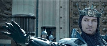 Hé lộ trận đại chiến nghẹt thở trong trailer phim mới “Vua Arthur”
