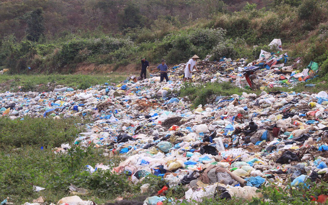 Khốn khổ vì bãi rác rộng cả nghìn mét vuông nằm trên đỉnh đồi