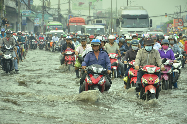 Nhiều tuyến đường ở Sài Gòn ngập nặng, giao thông hỗn loạn