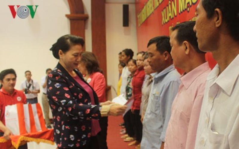 Chủ tịch Quốc hội tặng quà tết cho hộ nghèo tỉnh Tiền Giang