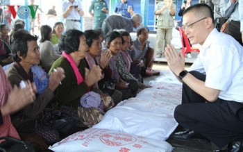 Trao quà của Thủ tướng Nguyễn Xuân Phúc cho hộ nghèo ở Campuchia
