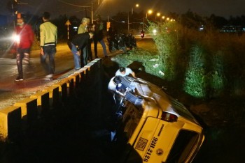 Tranh nhau qua cầu, xe khách bị hất văng xuống nước