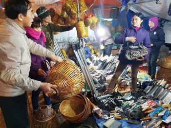 Cảnh mua bán “ào ào” lúc nửa đêm ở phiên chợ Viềng