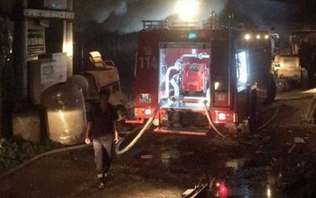 Hỏa hoạn sau tiếng nổ lớn, 3 công ty gỗ bị thiêu rụi