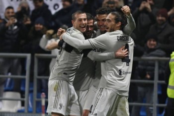 Cristiano Ronaldo toả sáng, Juventus thắng dễ Sasuolo