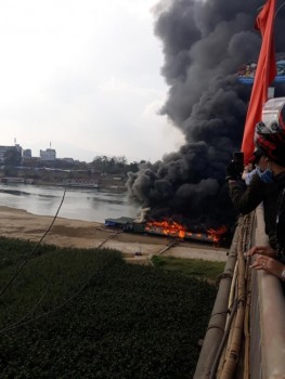 Hỏa hoạn thiêu rụi nhà hàng nổi trên sông Lô ở Tuyên Quang