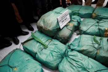 Bắt đối tượng người Lào chuyển 12 bao tải chứa 300kg ma túy đá
