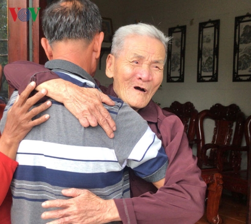 Cha già nghẹn ngào khi gặp lại con trai sau 40 năm là "liệt sĩ"