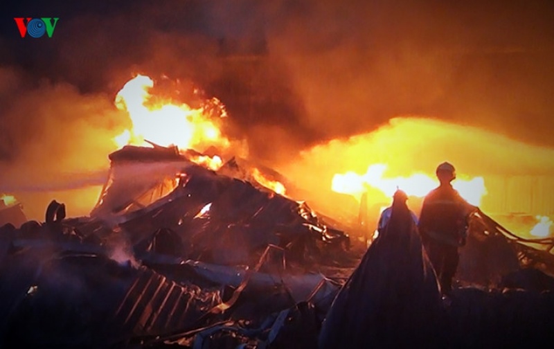Cận cảnh: Hàng trăm lính cứu hỏa vật lộn với đám cháy để cứu Công ty giấy