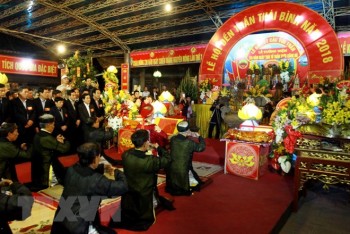 Hàng nghìn du khách thập phương về dự lễ hội Đền Trần Thái Bình