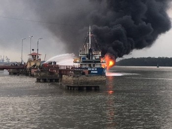 Hải Phòng: Khẩn trương dập tắt đám cháy tàu chở xăng dầu