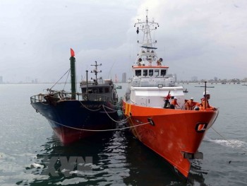 Lai kéo tàu cá cùng 9 ngư dân gặp nạn trên biển về đảo Phú Quý