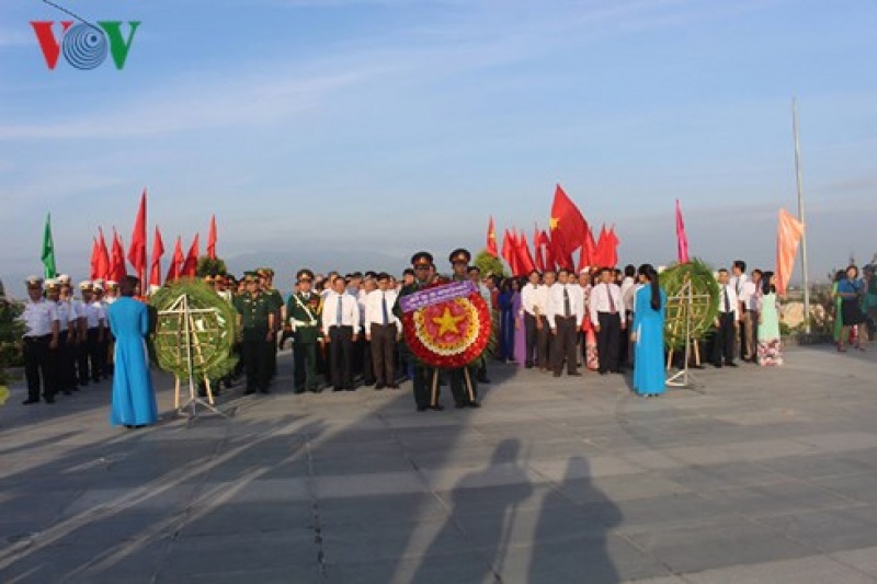 Dâng hương tưởng niệm chiến sỹ hy sinh tại đảo Gạc Ma