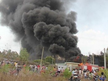 Hỏa hoạn thiêu rụi kho phế liệu 1.000m2 gần trường tiểu học