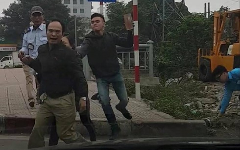 Lái và phụ xe buýt cầm gạch đánh dã man tài xế xe tải ở Hà Nội