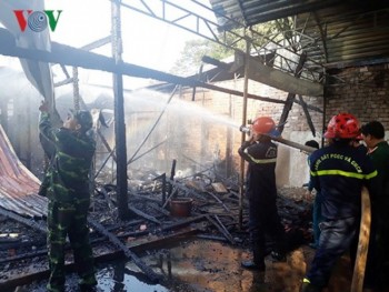 Cháy cơ sở massage Bình An, hơn 100m2 nhà gỗ bị thiêu rụi