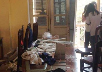 Ba học sinh Hà Nội đi cấp cứu vì sập vữa trần phòng học