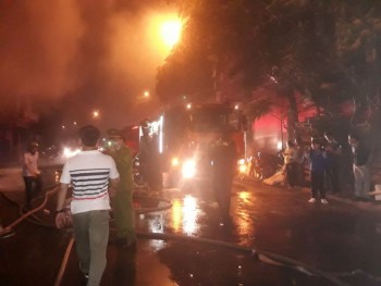 Cháy lớn lan ra 5 nhà dân gần cây xăng ở Hải Phòng