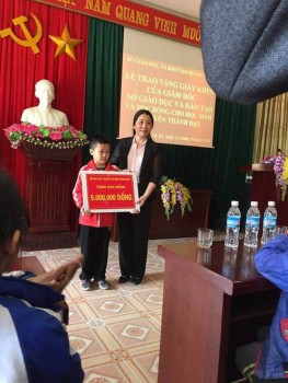 Bộ trưởng Phùng Xuân Nhạ gửi thư khen cậu bé vùng cao vượt 100km đi học tiếng Anh