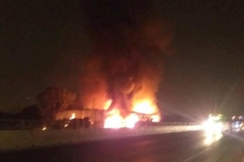 Cháy xe dữ dội trên Quốc lộ 1A, hàng chục hành khách thoát nạn