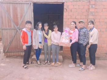 Thầy cô góp gạo giúp cho học sinh nghèo đến trường
