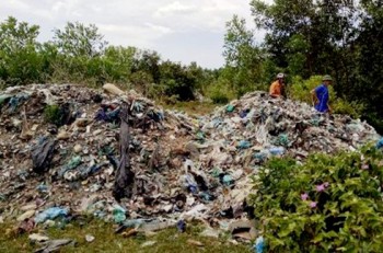 Bắt quả tang vụ đổ trộm 3,5 tấn rác thải tại Bắc Giang