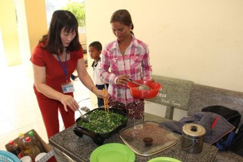 Thầy cô vùng cao góp gạo, nấu cơm ngay tại trường cho học sinh nhà xa