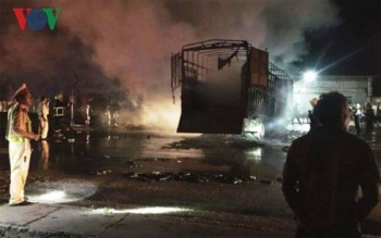 2 xe tải đâm nhau bốc cháy trong đêm, 2 người tử vong