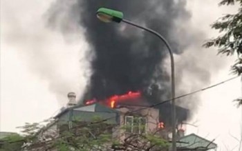 Cứu sống 9 người khỏi vụ cháy nhà 5 tầng trên phố Lạc Trung